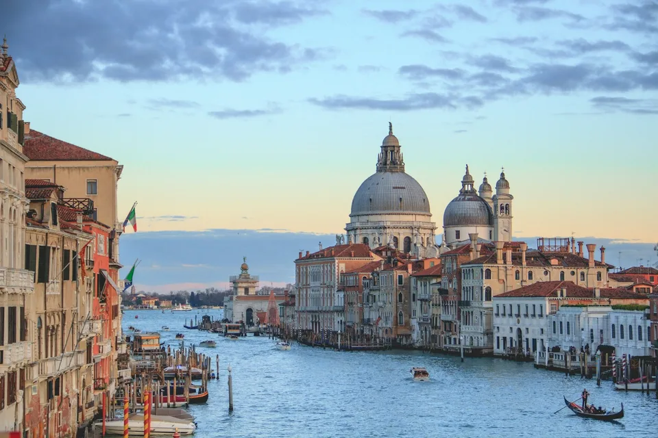 Demo image: Architecture along a Venetian canal. Placeholder for the VENETO album.